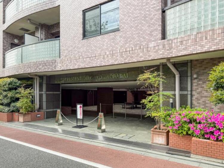 エントランス エントランスは、まさに顔となる場所。シンプルながらも格調高い雰囲気を漂わせています。