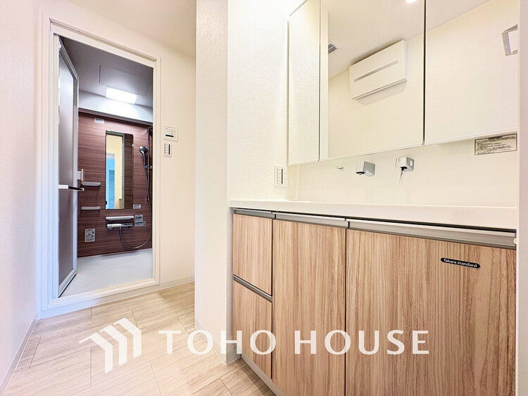 洗面 洗面台には三面鏡を採用。身だしなみを整えやすく収納量も良好です