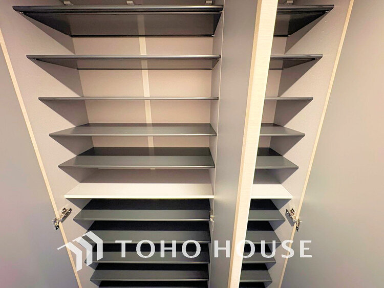 玄関 天井まである玄関収納はご家族分の履物も余裕で収納可能