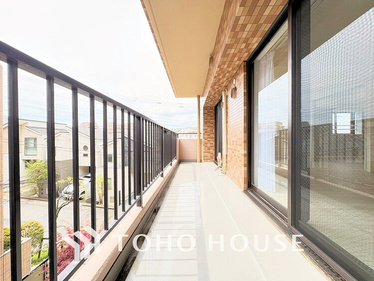 バルコニー 日当たりの良いバルコニーで晴れの日の洗濯物も楽しみになりますね