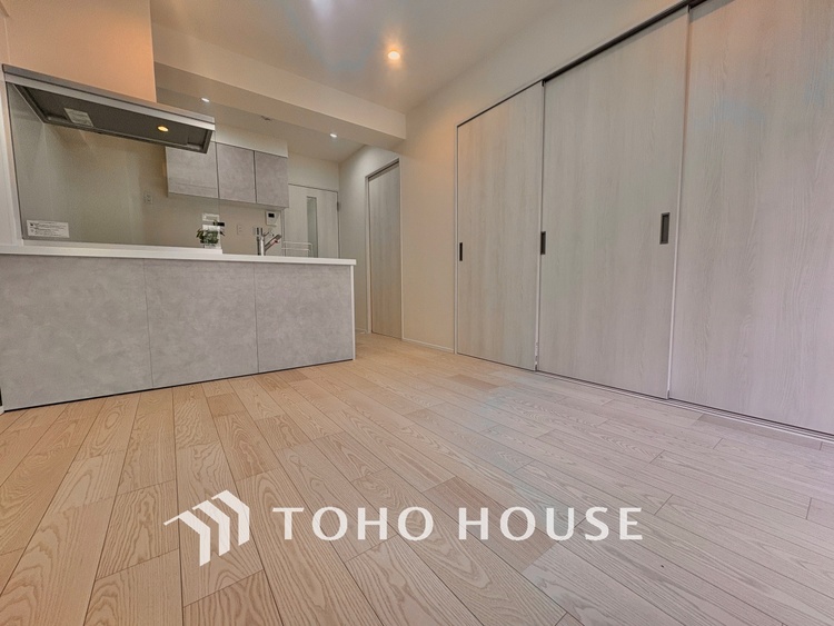 内装 居心地のいい暮らしには欠かせない眩い採光。ゆったりとした幅の窓からこの空間に降り注ぐ採光が絶えない。