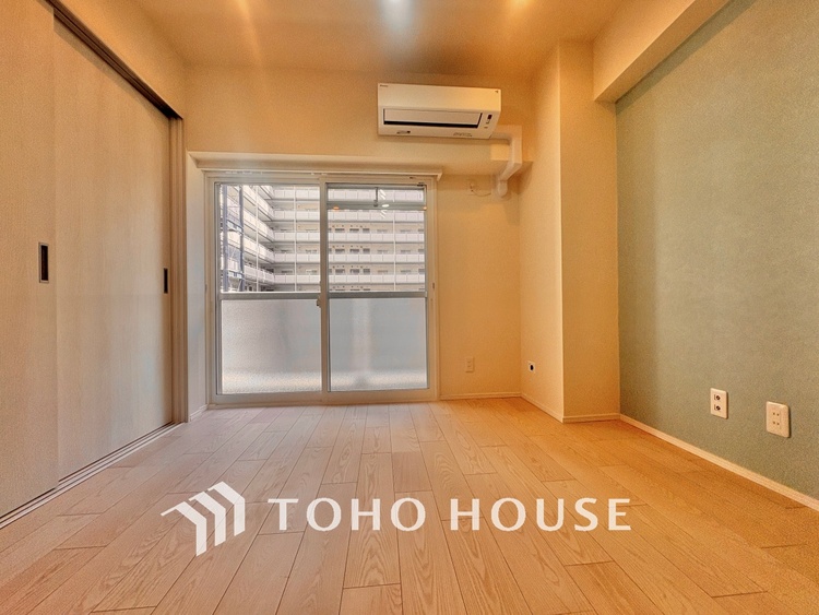 内装 ◆サンサンと◆差し込む太陽の光がこのリビングに笑いをもたらす。ソファの上のクッションがポカポカした暖気にぬくぬくと微睡んでいる。