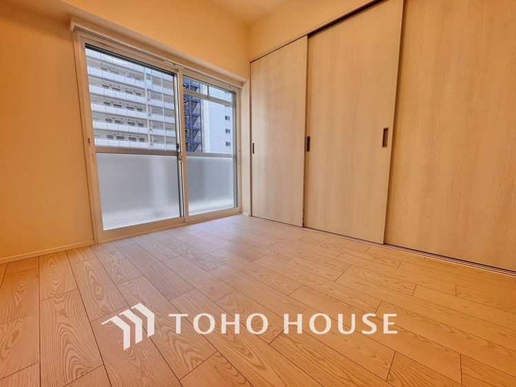 内装 使いやすく、明るい洋室に仕上がります。子供部屋や趣味のお部屋にご利用できます。ご自身で家具などを配置し、素敵な空間を創り上げられます。