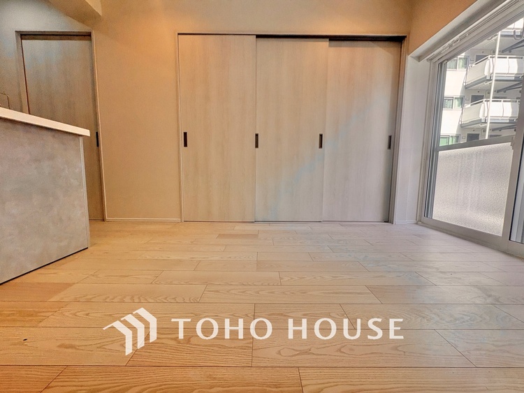 内装 ここはみんなが集い、食事と楽しい会話が始まる場所。話に夢中になりすぎて、ついつい時を忘れ、夜半過ぎになってしまう。そんな束の間の幸せを感じさせてくれます。