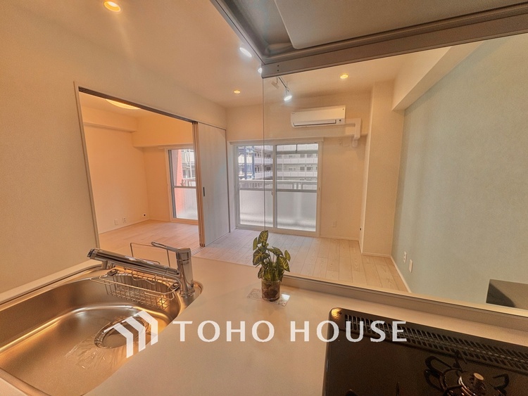 内装 採光や風通しを考えて設計された間取り。近隣との視線を考え、街全体で調整される窓位置。外観だけでなく、そこに住まうご家族の心地よさを最優先しました。