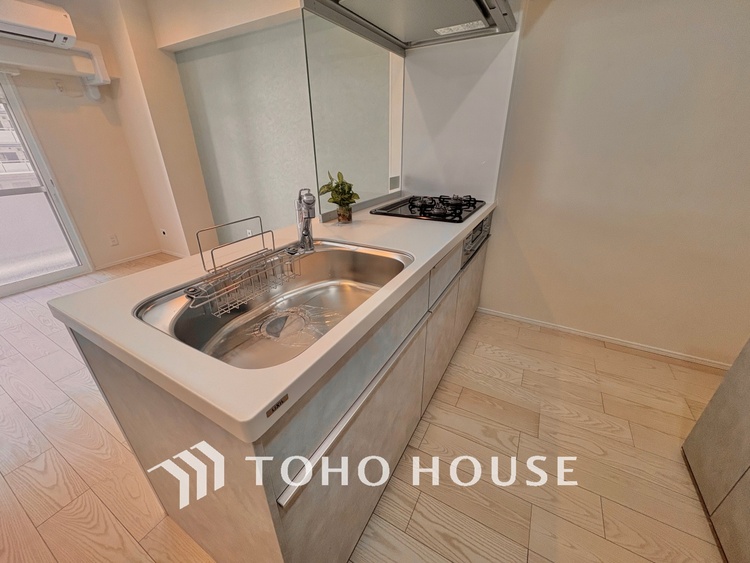 キッチン ◆愛育◆キッチンは家族の絆を育む大切な空間。シンプルで使い易いSystemKitchenで愉しく作る料理は愛情のある美味しいご馳走に。家族で使える広々としたダイニングキッチンです。