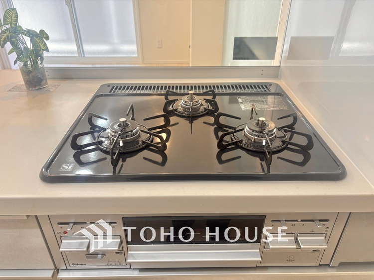 キッチン 毎日料理をする、料理が好き、家族が多くて量を作る必要がある、等の方々にとっては必須の３口コンロ。同時進行で効率アップはもちろん鍋を移動する回数が減り、無駄な動きを軽減することが出来ます。