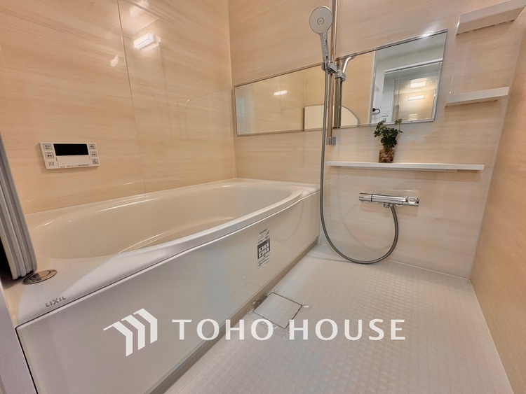 風呂 【浴室】《一日の疲れを落としてくれる場所は、落ち着く場所でなければならない》　高級感溢れるカラーと大きさ・柔らかな曲線で構成された半身浴も楽しめるバスタブが心地よさをもたらします。