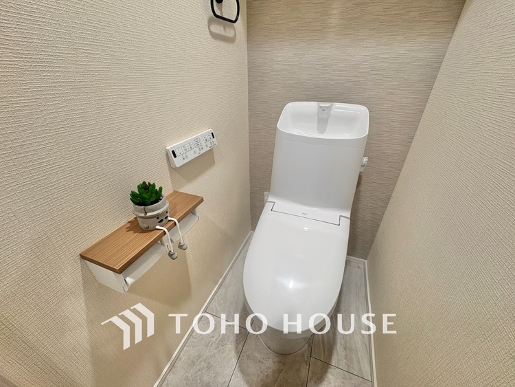 トイレ 清潔感あるホワイト調のクロスと温もり溢れるモダンカラーの床材が見事に調和した本邸宅は、毎日の生活を少しでも快適に過ごして頂ける様に落ち着いた雰囲気作りから行っています。