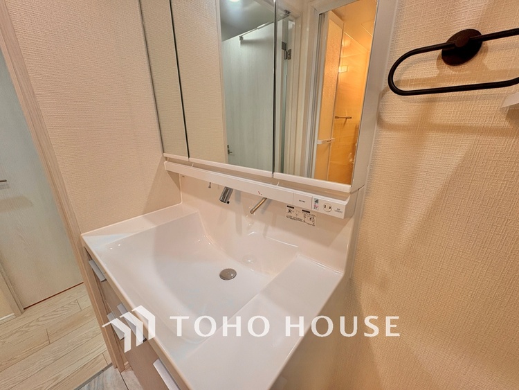 洗面 気持ちの良い朝をつくりだし、夕方には笑顔を取り戻させてくれるミラー。パウダールームはいつでも本来の自分を取り戻せる空間。明るく仕上げてあります。