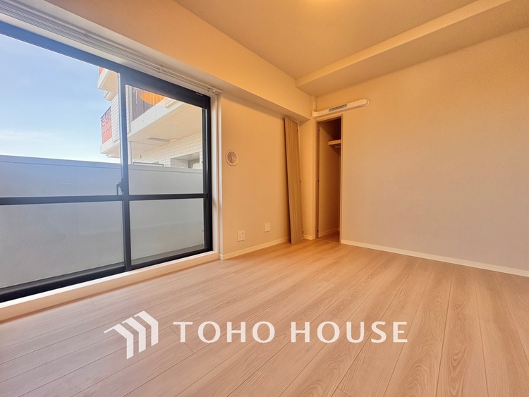 内装 居心地のいい暮らしには欠かせない眩い採光。ゆったりとした幅の窓からこの空間に降り注ぐ採光が絶えない。