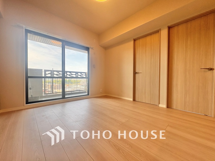 内装 ◆サンサンと◆差し込む太陽の光がこのリビングに笑いをもたらす。ソファの上のクッションがポカポカした暖気にぬくぬくと微睡んでいる。