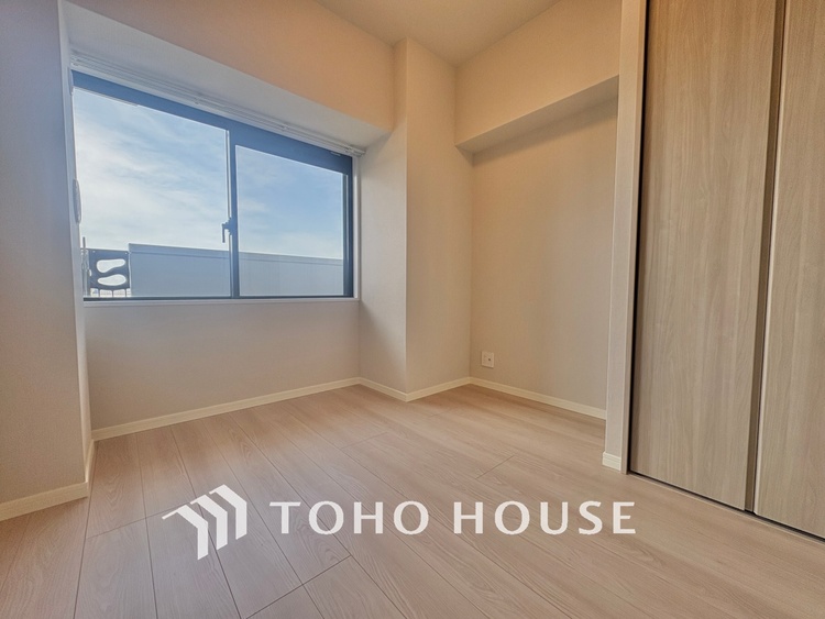 内装 使いやすく、明るい洋室に仕上がります。子供部屋や趣味のお部屋にご利用できます。ご自身で家具などを配置し、素敵な空間を創り上げられます。