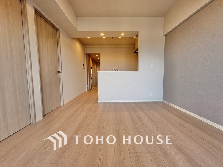 内装 ここはみんなが集い、食事と楽しい会話が始まる場所。話に夢中になりすぎて、ついつい時を忘れ、夜半過ぎになってしまう。そんな束の間の幸せを感じさせてくれます。