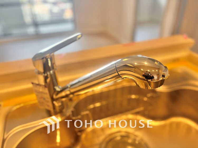 キッチン ◆愛育◆キッチンは家族の絆を育む大切な空間。シンプルで使い易いSystemKitchenで愉しく作る料理は愛情のある美味しいご馳走に。家族で使える広々としたダイニングキッチンです。