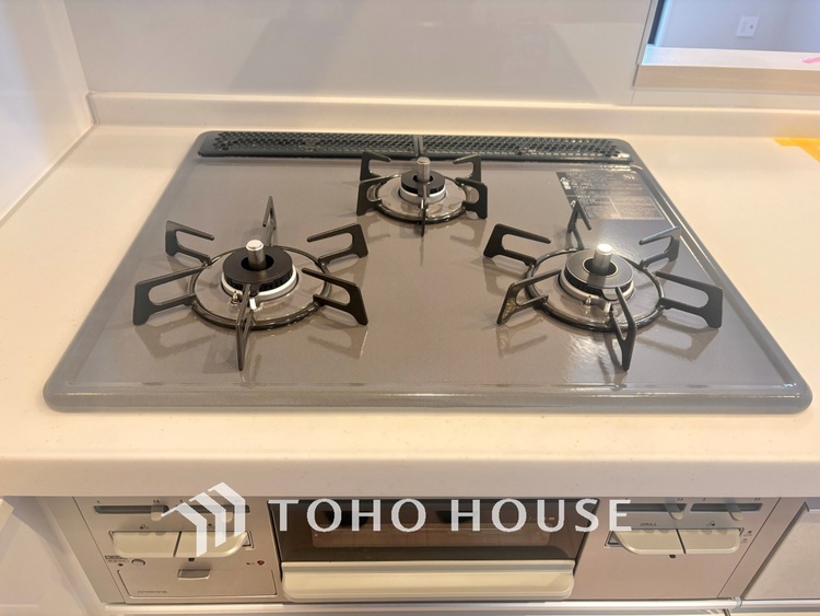 キッチン 毎日料理をする、料理が好き、家族が多くて量を作る必要がある、等の方々にとっては必須の３口コンロ。同時進行で効率アップはもちろん鍋を移動する回数が減り、無駄な動きを軽減することが出来ます。