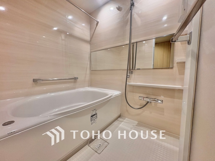 風呂 【浴室】《一日の疲れを落としてくれる場所は、落ち着く場所でなければならない》　高級感溢れるカラーと大きさ・柔らかな曲線で構成された半身浴も楽しめるバスタブが心地よさをもたらします。