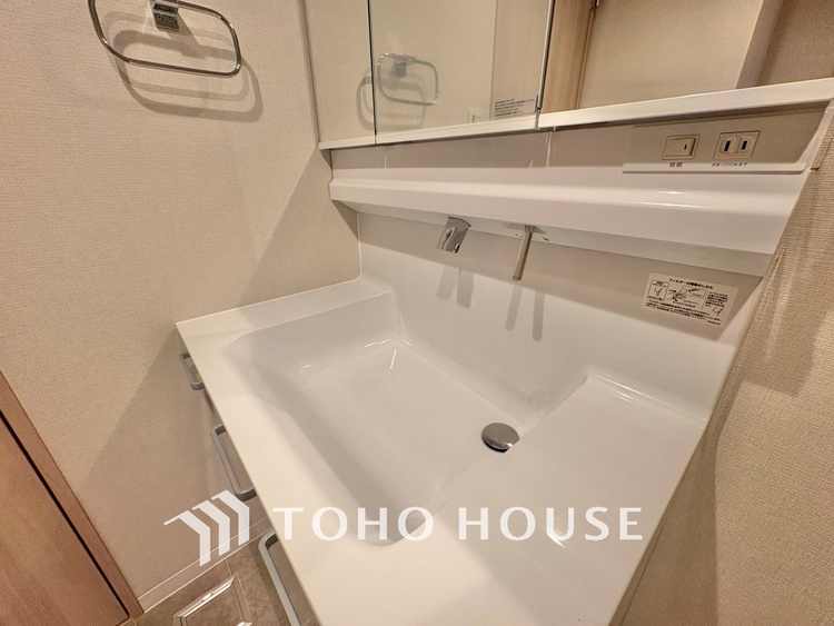 洗面 気持ちの良い朝をつくりだし、夕方には笑顔を取り戻させてくれるミラー。パウダールームはいつでも本来の自分を取り戻せる空間。明るく仕上げてあります。