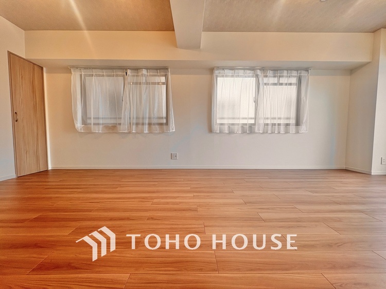 内装 居心地のいい暮らしには欠かせない眩い採光。ゆったりとした幅の窓からこの空間に降り注ぐ採光が絶えない。