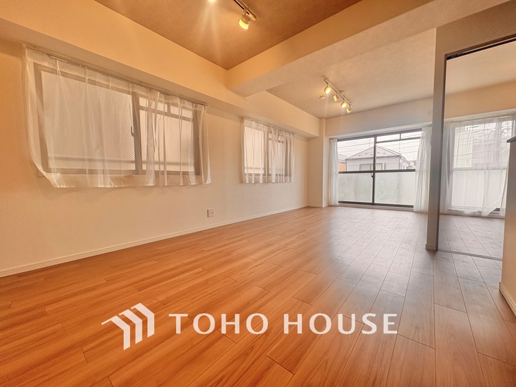 内装 叶えたかったのは落ち着きのあるナチュラルな風合い、そして開放感があるリビング。優雅な気分に浸れる幸せな時間を家族が自然と集まりたくなるこの空間で。