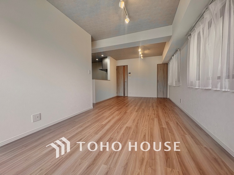 内装 ◆サンサンと◆差し込む太陽の光がこのリビングに笑いをもたらす。ソファの上のクッションがポカポカした暖気にぬくぬくと微睡んでいる。