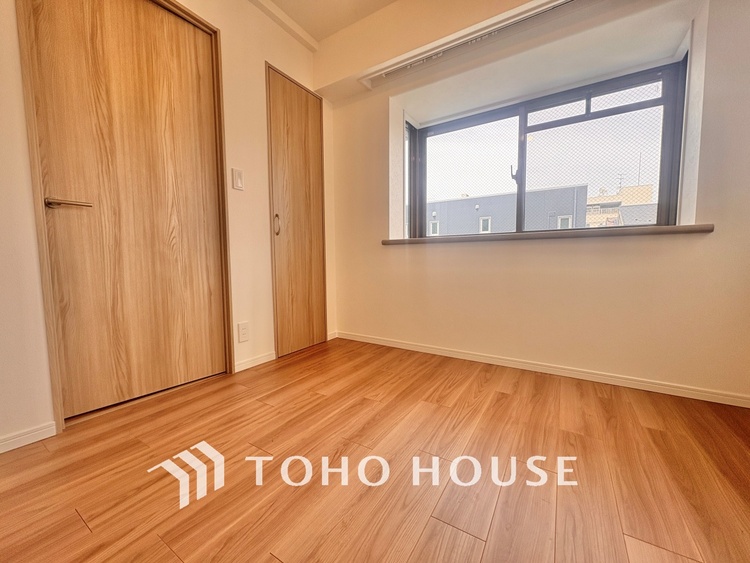 内装 使いやすく、明るい洋室に仕上がります。子供部屋や趣味のお部屋にご利用できます。ご自身で家具などを配置し、素敵な空間を創り上げられます。