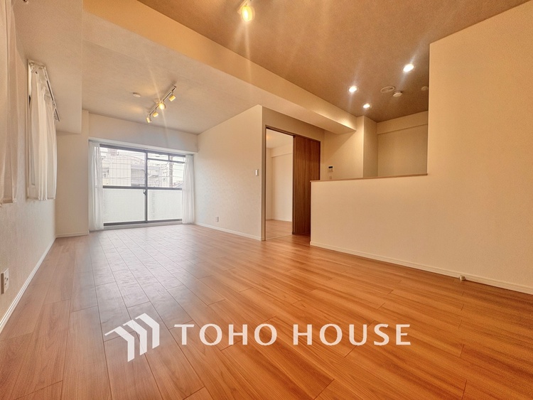 内装 ◆瀟洒な空間◆落ち着きのある彩が見事に調和させた瀟洒な空間を演出。ここに集まる家族の会話と笑顔が絶え間なく続く幸せな空間。