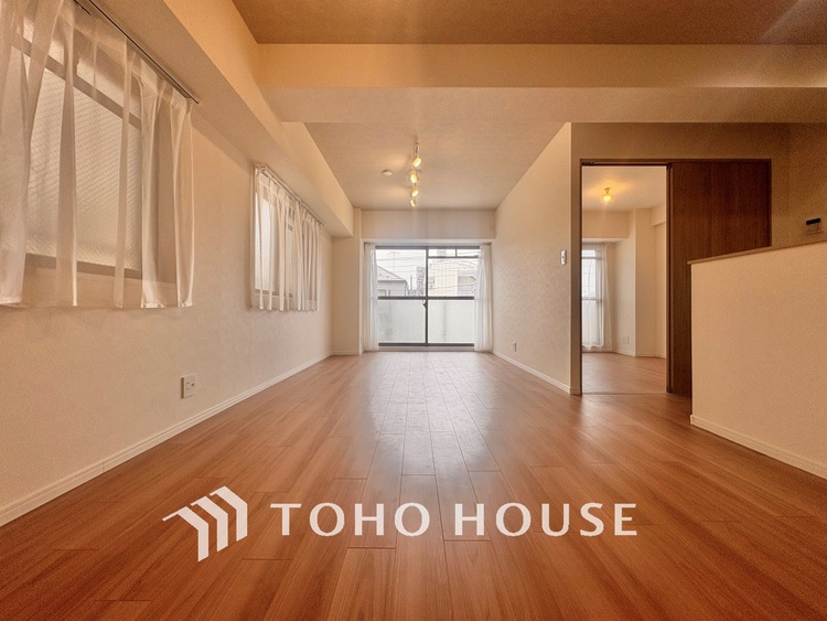 内装 ここはみんなが集い、食事と楽しい会話が始まる場所。話に夢中になりすぎて、ついつい時を忘れ、夜半過ぎになってしまう。そんな束の間の幸せを感じさせてくれます。