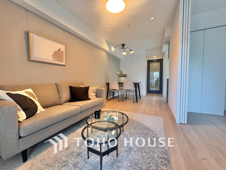 内装 居心地のいい暮らしには欠かせない眩い採光。ゆったりとした幅の窓からこの空間に降り注ぐ採光が絶えない。