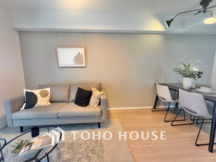 内装 叶えたかったのは落ち着きのあるナチュラルな風合い、そして開放感があるリビング。優雅な気分に浸れる幸せな時間を家族が自然と集まりたくなるこの空間で。