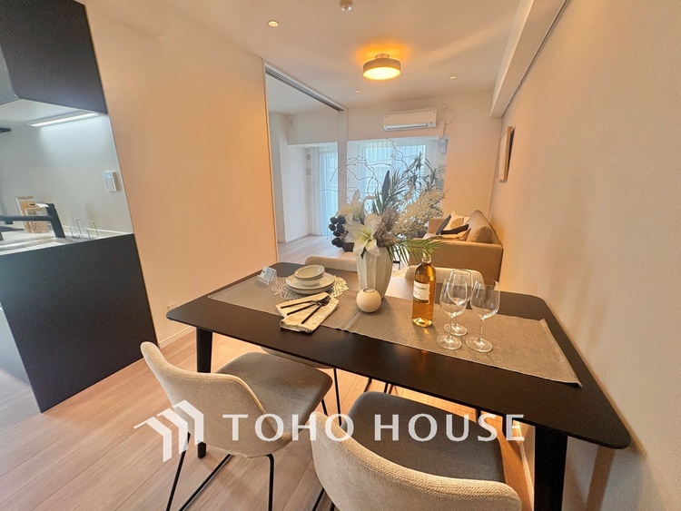 内装 ◆サンサンと◆差し込む太陽の光がこのリビングに笑いをもたらす。ソファの上のクッションがポカポカした暖気にぬくぬくと微睡んでいる。