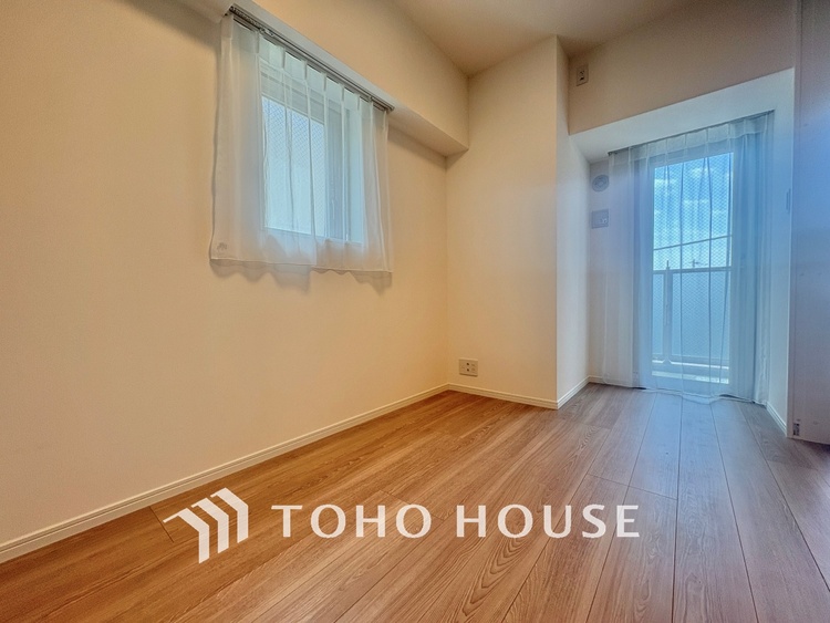 内装 使いやすく、明るい洋室に仕上がります。子供部屋や趣味のお部屋にご利用できます。ご自身で家具などを配置し、素敵な空間を創り上げられます。