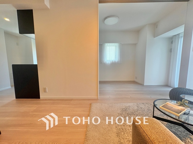 内装 ここはみんなが集い、食事と楽しい会話が始まる場所。話に夢中になりすぎて、ついつい時を忘れ、夜半過ぎになってしまう。そんな束の間の幸せを感じさせてくれます。