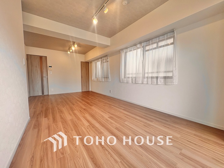 内装 採光や風通しを考えて設計された間取り。近隣との視線を考え、街全体で調整される窓位置。外観だけでなく、そこに住まうご家族の心地よさを最優先しました。