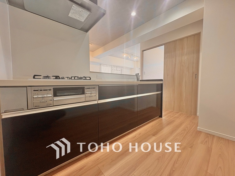 キッチン ◆愛育◆キッチンは家族の絆を育む大切な空間。シンプルで使い易いSystemKitchenで愉しく作る料理は愛情のある美味しいご馳走に。家族で使える広々としたダイニングキッチンです。