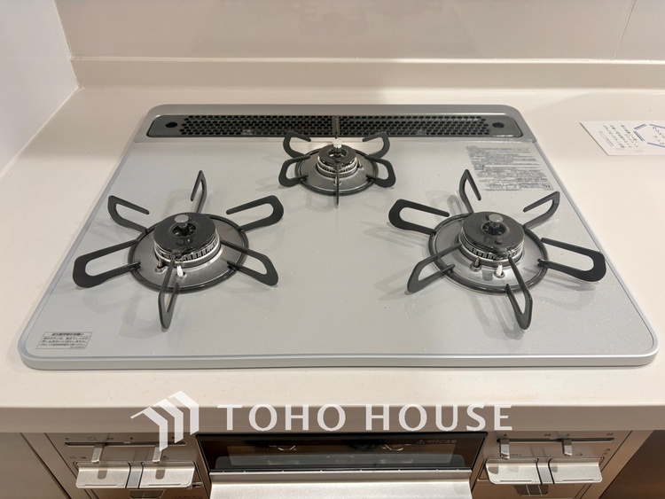 キッチン 毎日料理をする、料理が好き、家族が多くて量を作る必要がある、等の方々にとっては必須の３口コンロ。同時進行で効率アップはもちろん鍋を移動する回数が減り、無駄な動きを軽減することが出来ます。