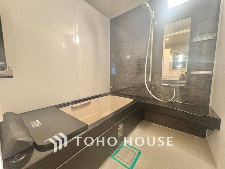 風呂 【浴室】《一日の疲れを落としてくれる場所は、落ち着く場所でなければならない》　高級感溢れるカラーと大きさ・柔らかな曲線で構成された半身浴も楽しめるバスタブが心地よさをもたらします。