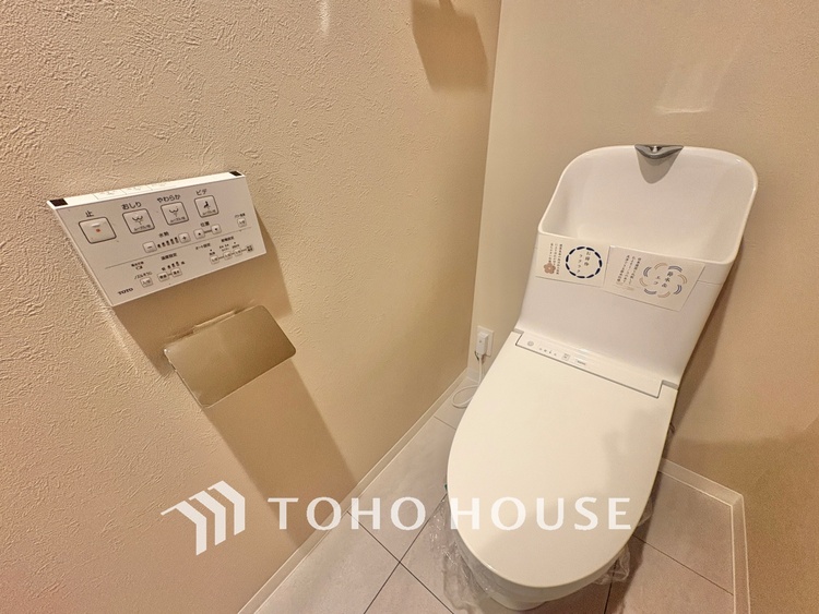 トイレ 清潔感あるホワイト調のクロスと温もり溢れるモダンカラーの床材が見事に調和した本邸宅は、毎日の生活を少しでも快適に過ごして頂ける様に落ち着いた雰囲気作りから行っています。