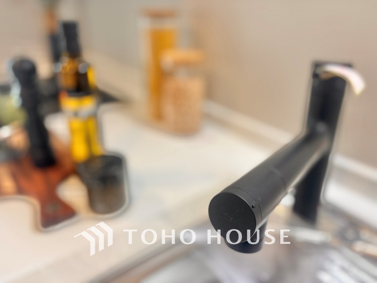 キッチン ◆愛育◆キッチンは家族の絆を育む大切な空間。シンプルで使い易いSystemKitchenで愉しく作る料理は愛情のある美味しいご馳走に。家族で使える広々としたダイニングキッチンです。