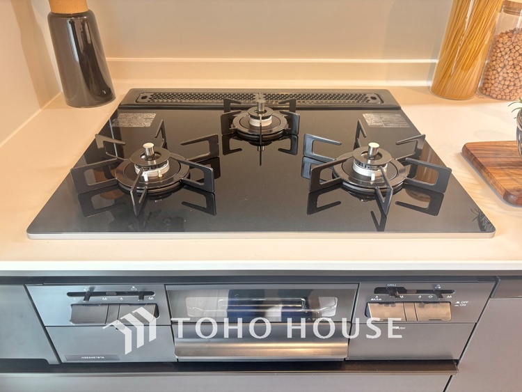 キッチン 毎日料理をする、料理が好き、家族が多くて量を作る必要がある、等の方々にとっては必須の３口コンロ。同時進行で効率アップはもちろん鍋を移動する回数が減り、無駄な動きを軽減することが出来ます。