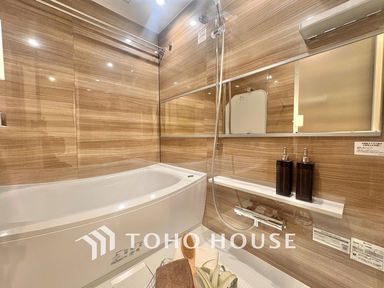 風呂 【浴室】《一日の疲れを落としてくれる場所は、落ち着く場所でなければならない》　高級感溢れるカラーと大きさ・柔らかな曲線で構成された半身浴も楽しめるバスタブが心地よさをもたらします。