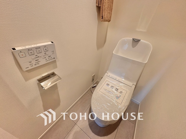 トイレ 清潔感あるホワイト調のクロスと温もり溢れるモダンカラーの床材が見事に調和した本邸宅は、毎日の生活を少しでも快適に過ごして頂ける様に落ち着いた雰囲気作りから行っています。