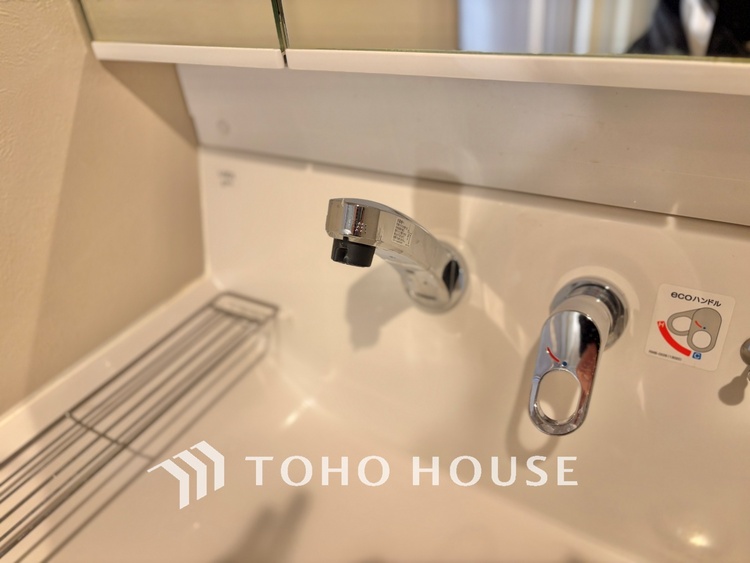 洗面 気持ちの良い朝をつくりだし、夕方には笑顔を取り戻させてくれるミラー。パウダールームはいつでも本来の自分を取り戻せる空間。明るく仕上げてあります。