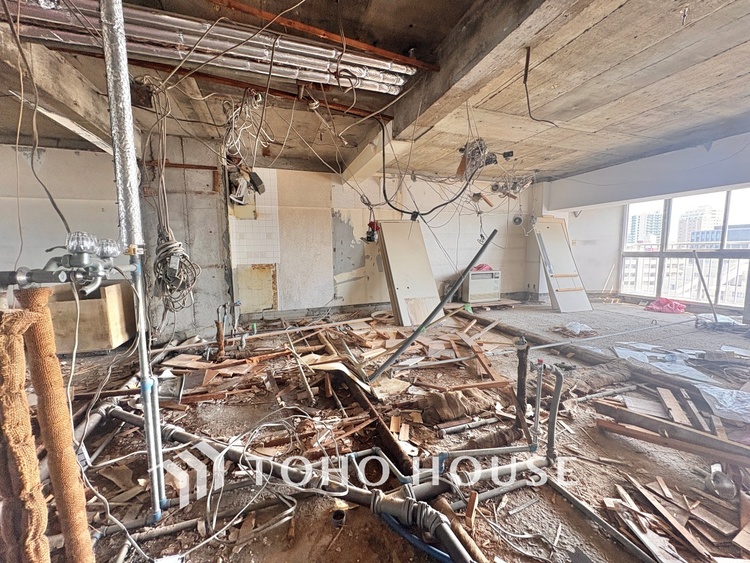 内装 【改装中】ここにはみんなが集い、食事と楽しい会話が始まる。話に夢中になりすぎて、ついつい時を忘れ夜半過ぎになってしまう。