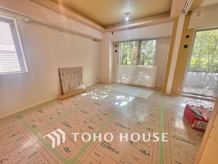 内装 【改装中】ここにはみんなが集い、食事と楽しい会話が始まる。話に夢中になりすぎて、ついつい時を忘れ夜半過ぎになってしまう。