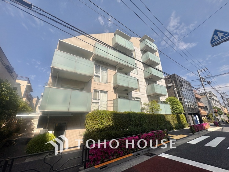 外観 ほんの少しのこだわり。ちょっとした色使いがその家がもつ雰囲気、趣（おもむき）を携え、暮らす家族や訪ねてくる友人・知人に新鮮な香りを運んできます。