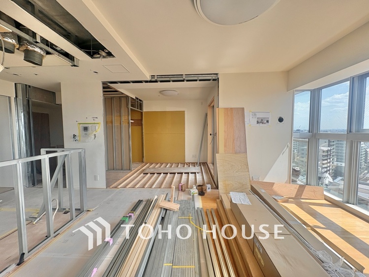 内装 【改装中】ここにはみんなが集い、食事と楽しい会話が始まる。話に夢中になりすぎて、ついつい時を忘れ夜半過ぎになってしまう。