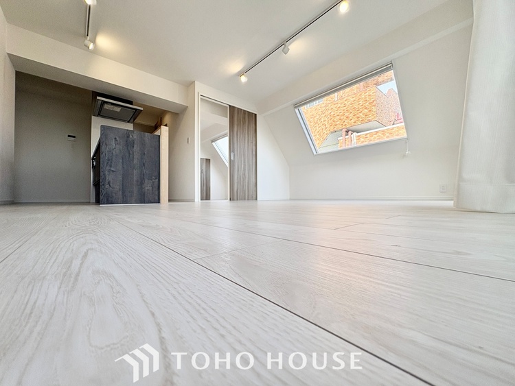 内装 【LIVING】◆扉を◆開くとこの景色。家族の”おかえり”の声が聞こえてきそう。