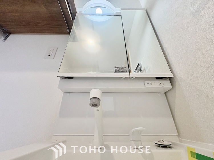 洗面 【WASHROOM】◆快適◆煌びやかな暮らしの中にも忘れたくない快適さ。大きな収納が助けてくれます。