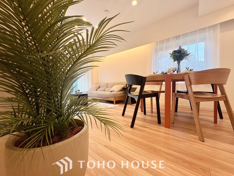 内装 【LIVING】◆扉を◆開くとこの景色。家族の”おかえり”の声が聞こえてきそう。